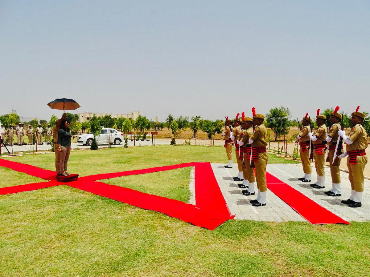 SDRFRaj's tweet photo. #Helpinghand
RAC IGP श्रीमती लता मनोज मैम ने #SDRF बटालियन मुख्यालय गाडोता #जयपुर का विजिट किया, इस अवसर पर #SDRF राजस्थान सेनानायक @pankajips2009 ने पुष्पगुच्छ भेंट कर IGP मैम का स्वागत किया। @PoliceRajasthan @GurujyotiNews @PtrAmit @JprRuralPolice @TejjalExpressN @1stIndiaNews https://t.co/pVN6eYUwdb