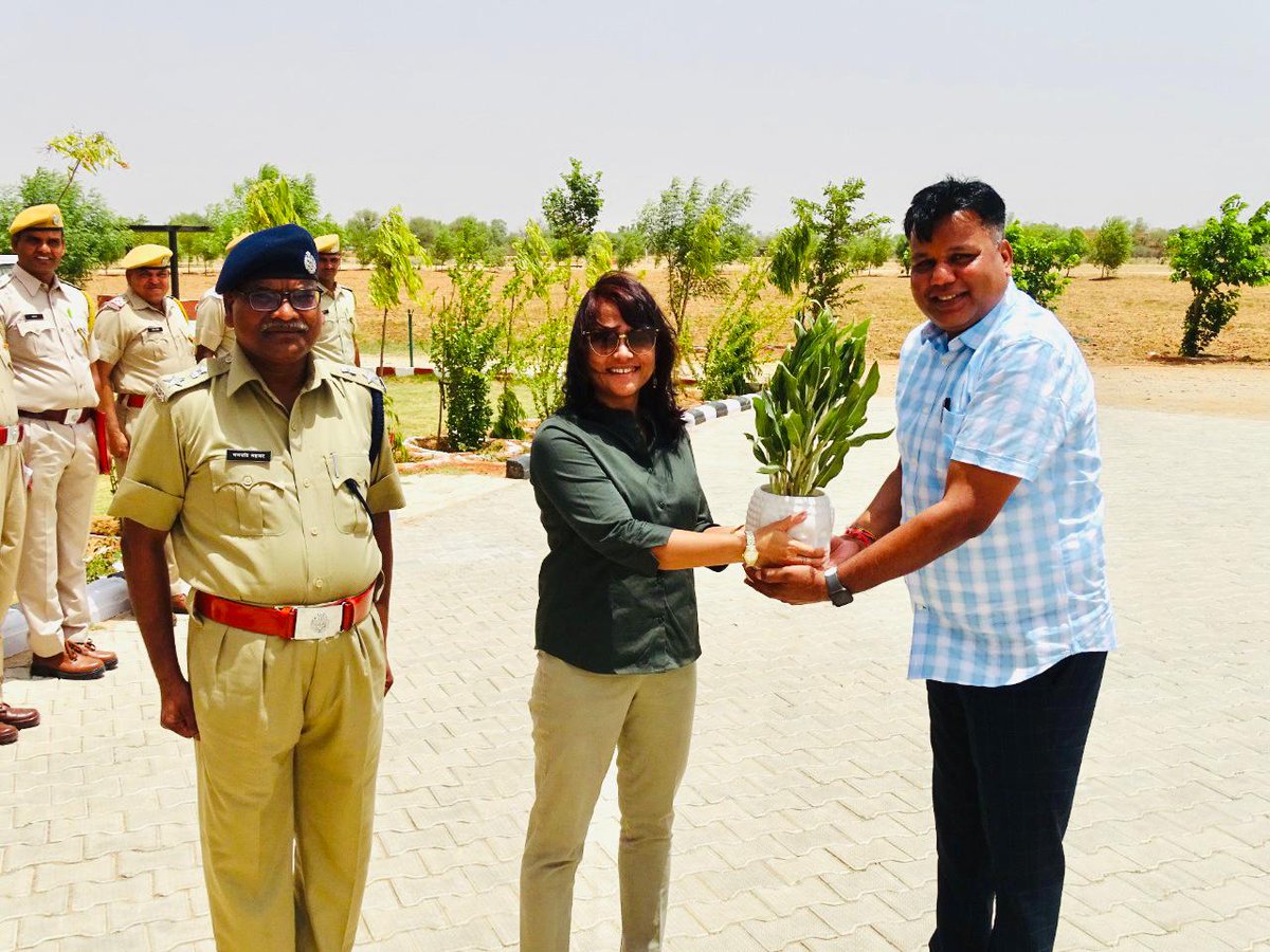 SDRFRaj's tweet photo. #Helpinghand
RAC IGP श्रीमती लता मनोज मैम ने #SDRF बटालियन मुख्यालय गाडोता #जयपुर का विजिट किया, इस अवसर पर #SDRF राजस्थान सेनानायक @pankajips2009 ने पुष्पगुच्छ भेंट कर IGP मैम का स्वागत किया। @PoliceRajasthan @GurujyotiNews @PtrAmit @JprRuralPolice @TejjalExpressN @1stIndiaNews https://t.co/pVN6eYUwdb
