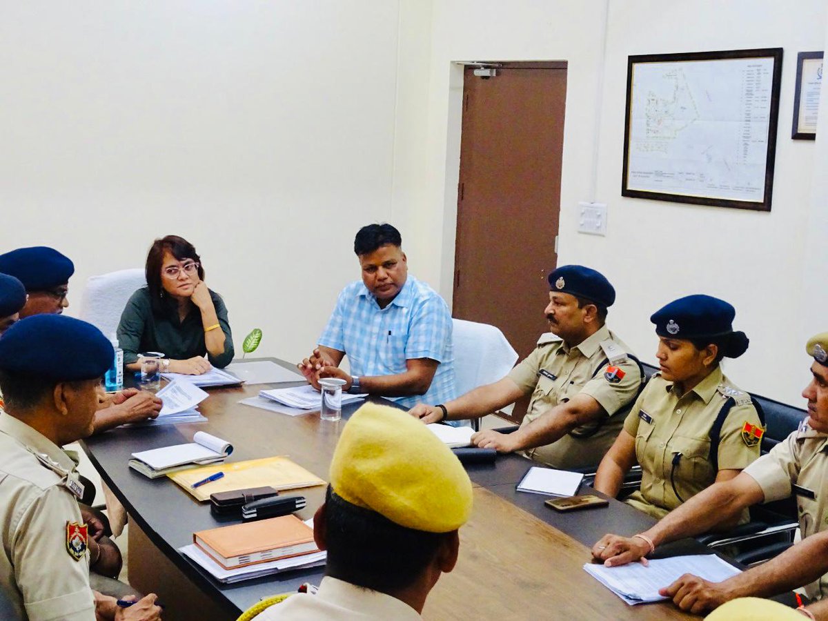 SDRFRaj's tweet photo. #Helpinghand
RAC IGP श्रीमती लता मनोज मैम ने #SDRF बटालियन मुख्यालय गाडोता #जयपुर का विजिट किया, इस अवसर पर #SDRF राजस्थान सेनानायक @pankajips2009 ने पुष्पगुच्छ भेंट कर IGP मैम का स्वागत किया। @PoliceRajasthan @GurujyotiNews @PtrAmit @JprRuralPolice @TejjalExpressN @1stIndiaNews https://t.co/pVN6eYUwdb