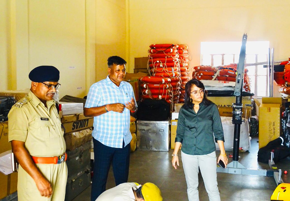 SDRFRaj's tweet photo. #Helpinghand
RAC IGP श्रीमती लता मनोज मैम ने #SDRF बटालियन मुख्यालय गाडोता #जयपुर का विजिट किया, इस अवसर पर #SDRF राजस्थान सेनानायक @pankajips2009 ने पुष्पगुच्छ भेंट कर IGP मैम का स्वागत किया। @PoliceRajasthan @GurujyotiNews @PtrAmit @JprRuralPolice @TejjalExpressN @1stIndiaNews https://t.co/pVN6eYUwdb