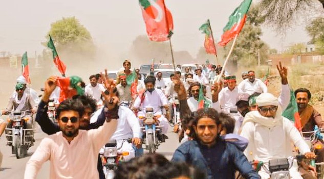 WazTimes's tweet photo. ضمنی الیکشن پی پی 90 سے پاکستان تحریک انصاف کے متوقع امیدوار عرفان اللہ نیازی ریلی کی صورت میں 
کاغذات نامزدگی جمع کرانے کے لئے جاتے ہوئے۔
یاد رہے عرفان اللہ نیازی عمران خان کے سگے کزن ہیں۔ https://t.co/t37RFiXl1I
