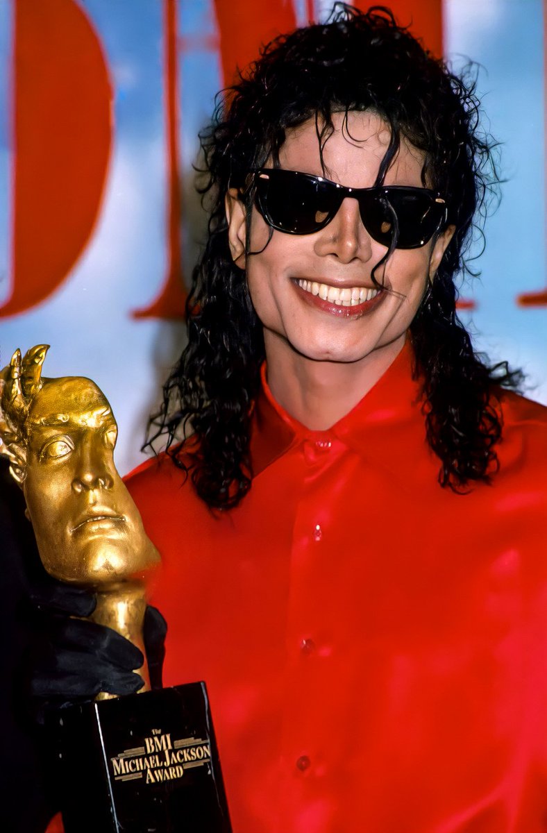 1minus1equal35's tweet photo. Michael Jackson at the BMI Awards, 1990. https://t.co/iErLFKNyWL