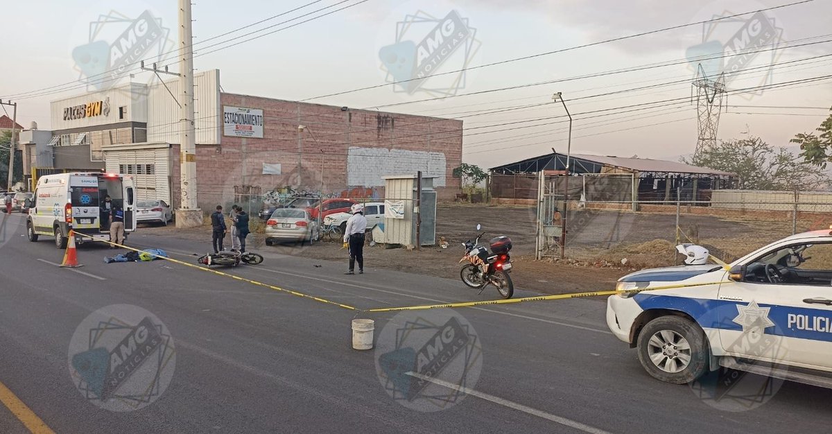 AmgNoticias's tweet photo. ⛔ #Lamemtable 🙏🏽🕊️
Una persona #murió en un #accidente sobre la carretera el #verde al #castillo a la altura de la calle Francisco Villa en la Colonia el verde en el municipio de #ElSalto. https://t.co/woo8p5vDfb