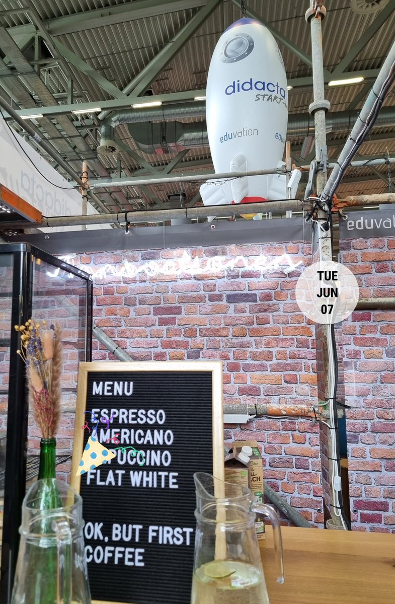 K_Le_Rio's tweet photo. 😀 Endlich wieder #didacta 😀
Sehr inspirierende #startup Ecke,  vor allem mit der genialen Worksheet-Erstellung von #smartest ❤ sowie dem interaktiven Unterrichtsmaterial  von #pearup . Und lecker Kaffee. 🥰
#twlz #Bildung #didacta2022 #köln  #edutwitter https://t.co/c0flYgUtfM