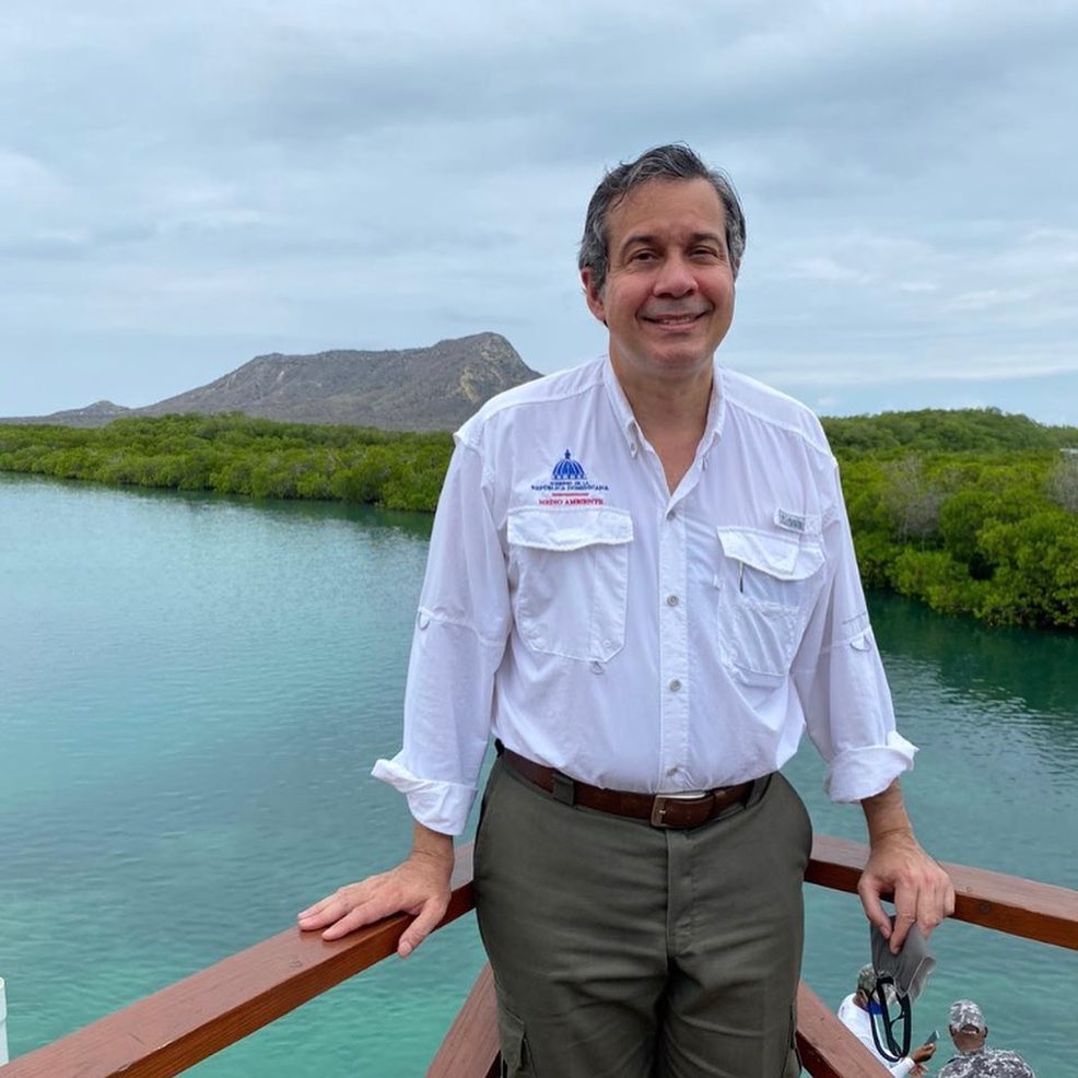 Despreocupado, con el cabello a lo Bisbal y con 21 años llegué a su oficina a decirle que yo era la persona indicada - cómo no- para asesorarlo. Me quedó mirando paternalmente y me contrató - mi primer cliente - , sabiendo que yo lo necesitaba más que él a mi. Gracias del alma.