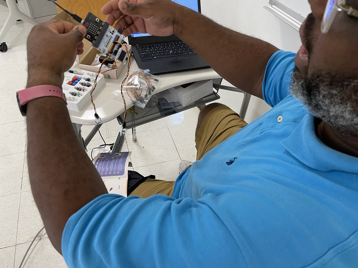 EdmeadeJudy's tweet photo. VC making his crash microbit! @microbit_edu @vi_iserp @GT_CCEC @InfyFoundation https://t.co/wvbukjCdIq