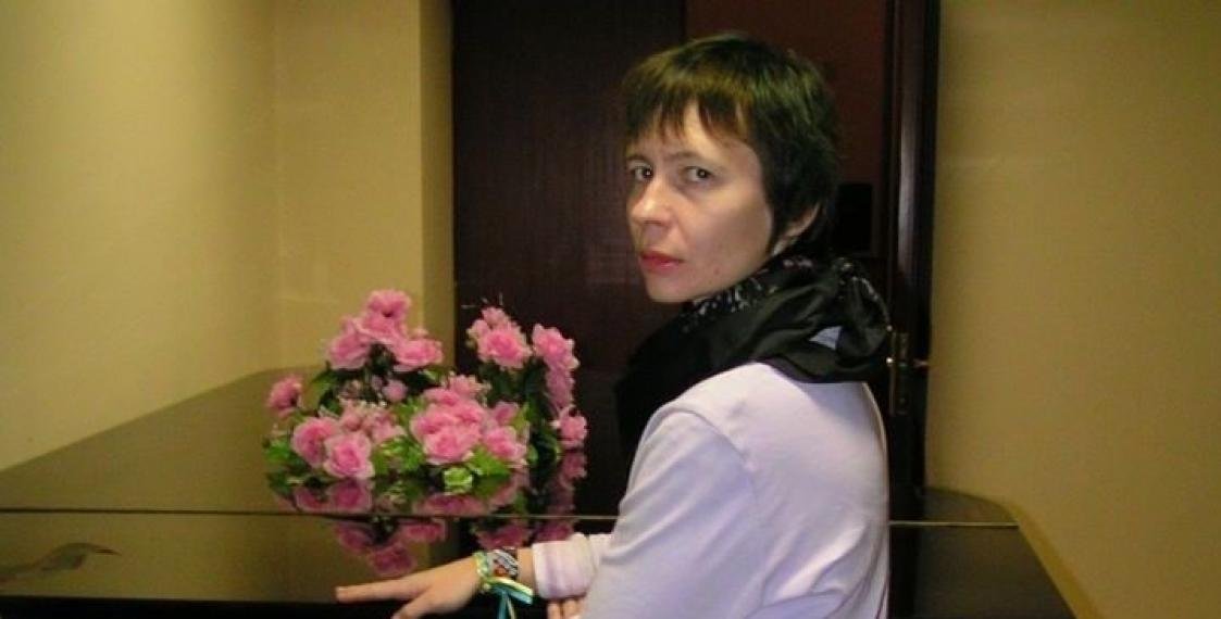 Belarus_Ukraine's tweet photo. 3200 rubles, or € 888. Belarusian journalist Tsina Palynskaya was fined for yellow and blue ribbons on her bag. But the critical post on Facebook about Patriarch Kirill’s visit to #Belarus written a day before is the real reason for such a punishment. #BelarusWithUkraine https://t.co/2YDmes6n38