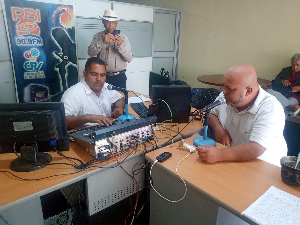 IpasmeUrea1's tweet photo. Hoy intervención en el #ProgramaMatutino de #RBI90.9, conversamos con Frank Daza acerca de Plan de atención #IpasmeVaALaEscuela y todas las especialidades que ofrecemos diariamente @_LaAvanzadora @laraydv @Berzabethg1 @IpasmeOficial @ZonaEducTachira @FreddyBernal @PSUVTachira https://t.co/EEnvil6WE8