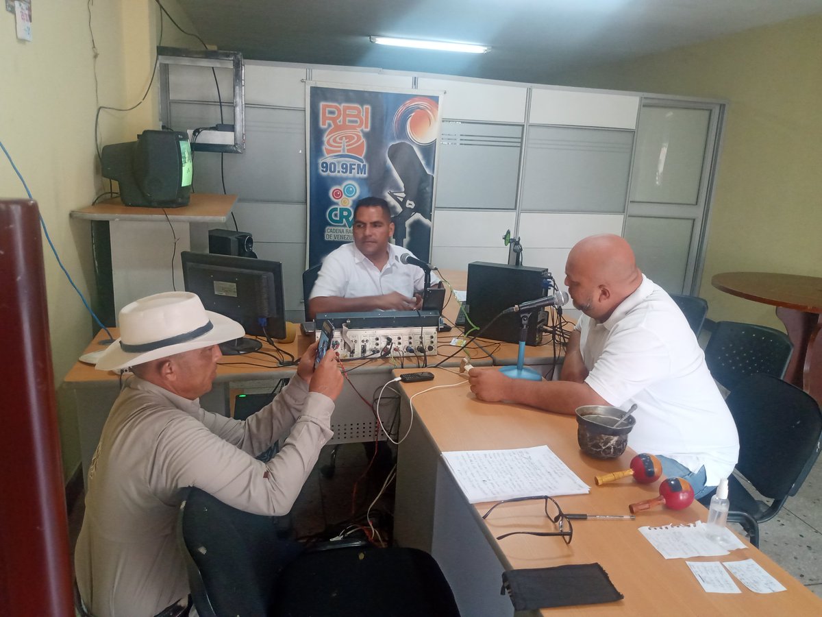 IpasmeUrea1's tweet photo. Hoy intervención en el #ProgramaMatutino de #RBI90.9, conversamos con Frank Daza acerca de Plan de atención #IpasmeVaALaEscuela y todas las especialidades que ofrecemos diariamente @_LaAvanzadora @laraydv @Berzabethg1 @IpasmeOficial @ZonaEducTachira @FreddyBernal @PSUVTachira https://t.co/EEnvil6WE8