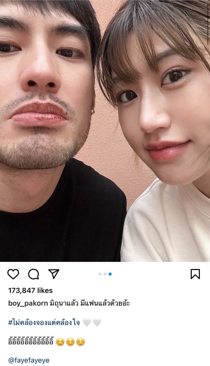 UnderbedDara's tweet photo. ให้เฮียบอยเค้าหน่อยยยยย เค้าเลื่อนสเตตัสอิน รีเลชั่นชิพกับนุ้งเฟย์แล้วจ้า

มิถุนาไม่เหงาแล้วนะ เพราะ…..มิถุนาแล้ว มีแฟนแล้วด้วยอ้ะ

หยิกแก้ม งูยๆ กันน่ารักมุ้งมิ้ง คนมีความรักมักจะดูเด็กลงไปนิสนุงจริงๆ

#บอยเฟย์ #บอยปกรณ์ #ใต้เตียงดารา https://t.co/lzAR9jN2Oe