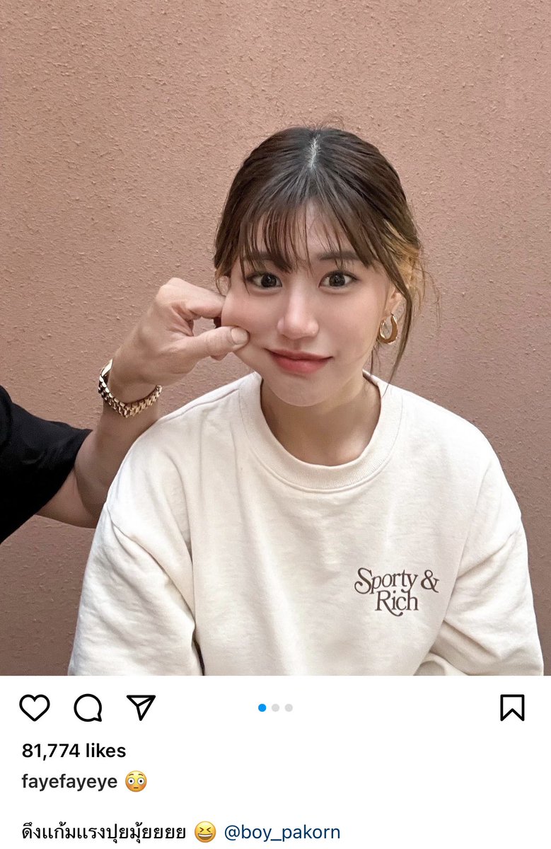 UnderbedDara's tweet photo. ให้เฮียบอยเค้าหน่อยยยยย เค้าเลื่อนสเตตัสอิน รีเลชั่นชิพกับนุ้งเฟย์แล้วจ้า

มิถุนาไม่เหงาแล้วนะ เพราะ…..มิถุนาแล้ว มีแฟนแล้วด้วยอ้ะ

หยิกแก้ม งูยๆ กันน่ารักมุ้งมิ้ง คนมีความรักมักจะดูเด็กลงไปนิสนุงจริงๆ

#บอยเฟย์ #บอยปกรณ์ #ใต้เตียงดารา https://t.co/lzAR9jN2Oe