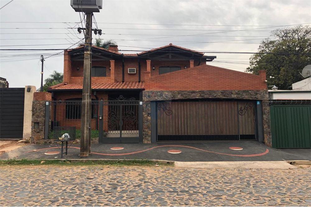 lfer90e's tweet photo. ALQUILO CASA DE 3 SUITES + PISCINA EN MBURUCUYA
#contactame #piscina #balcon
#seguridad #confort #remaxpy
#remaxtotal https://t.co/U3GKuzcHKT