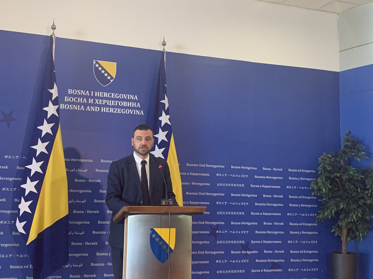 slavisaStar's tweet photo. Magazinovic o Schmidtovoj odluci: “Pozdravljam odluku Visokog predstavnika. Zbunila me jucerasnja odluka Vijeca ministara. Ovo je rjesenje koje sprijecava atak na demokratiju u BiH.” @N1infoSA https://t.co/CAmqdUikgO