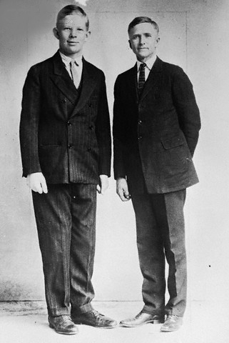 historydefined's tweet photo. Tallest man in history, Robert Wadlow with his father at age 10, 1928. At the time he was 6 ft, 6 inches (196cm) tall and 211 lbs. (95kg) https://t.co/GlAmU47ruH
