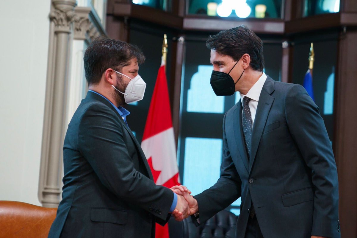 PierrePoilievre's tweet photo. Same city. Same day. Same guest. Different COVID theatre.

Trudeau virtue signals when cameras are on but proves he’s a phony when he thinks they aren't watching. https://t.co/cCMffecwgr