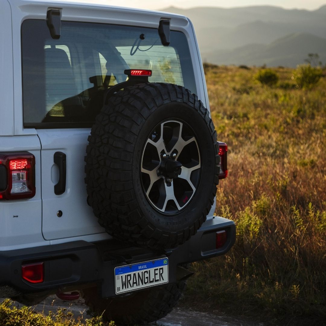 StellantisLATAM's tweet photo. Mais capacidade e eficiência. A linha 2022 do Jeep Wrangler acaba de chegar ao mercado, com uma série de novidades e inovações pensadas para você viver aventuras ainda mais ousadas! Clique e confira: https://t.co/LZozlhSnRB

#JeepWrangler2022 #IssoÉJeep #JeepWrangler #0IIIIIII0 https://t.co/gbTF9iPMqX