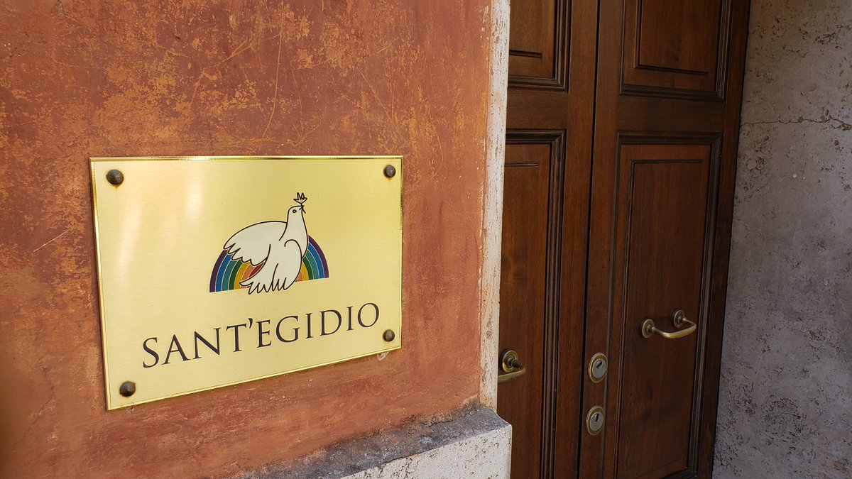 We mark battlefields - why not mark where peace is forged? The end to wars in Mozambique &amp; South Sudan was negotiated in this room in a stunning 17th century convent w/ an unassuming facade converted into the HQ of <a href="/santegidionews/">Comunità di Sant'Egidio</a>. Thank you @paoloimpa for hosting me! <a href="/SFCG_/">Search for Common Ground</a>