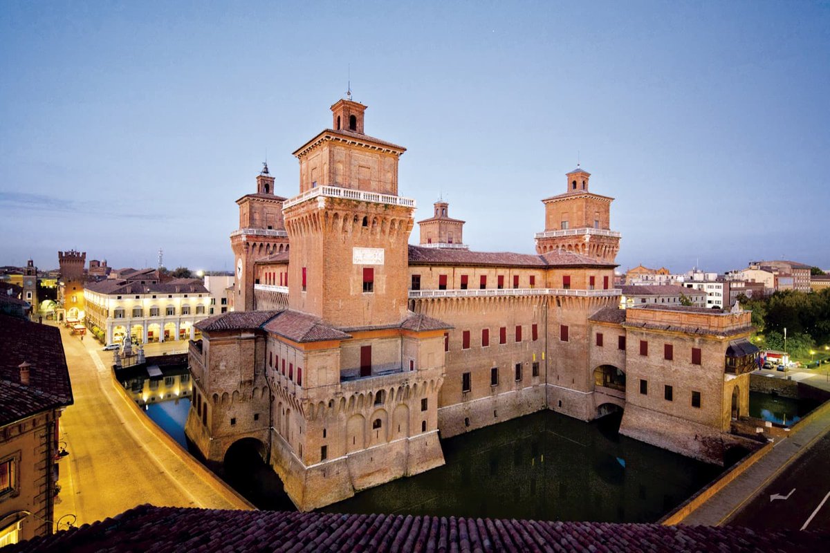 beni_culturali's tweet photo. Il #CastelloEstense, o #castello di San Michele, è il monumento più rappresentativo della città di #Ferrara, sorse nel 1385 come fortezza per il controllo politico e militare e per la difesa della famiglia estense.
Lo puoi #visitare #Virtualmente da qui:
https://t.co/yU6wGideqw https://t.co/WjjSVSuRvH