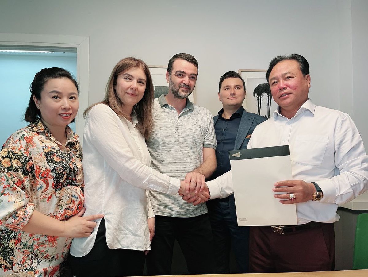 SeraFilmService's tweet photo. Vietnamlı Synot Media firması Công Ty Cô Phân Synot Asean ve Rasathane Film ile birlikte co development anlaşmamızı imzaladık. Hanoi Ticaret Müşavirimiz Sn. Burak Cihan Ürkmez’in de katılımlarıyla gerçekleşen toplantıda yeni iş birliğimizi kutladık. 🙏🏻😊 @ticaret @rasathanefilm https://t.co/nsnAFaM1RS