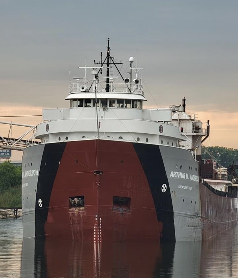 Breadchick's tweet photo. Current Office: My favorite freighter is in town. #boatnerd #granddameofthelakes #youcansmellthehistory #ifonlyshecouldtalk https://t.co/sCNPTqIgyS