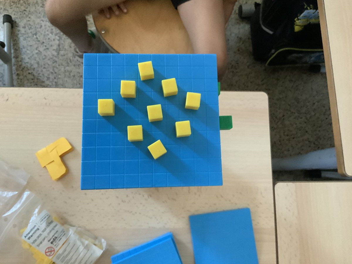 laclassefreinet's tweet photo. Des élèves ont créé une construction mathématique. 
Une plaque bleue correspond à 100.
Une barre verte à 10.
Un cube jaune à 1.
À quelle quantité correspond cette tour. https://t.co/1dMM8j3VUt