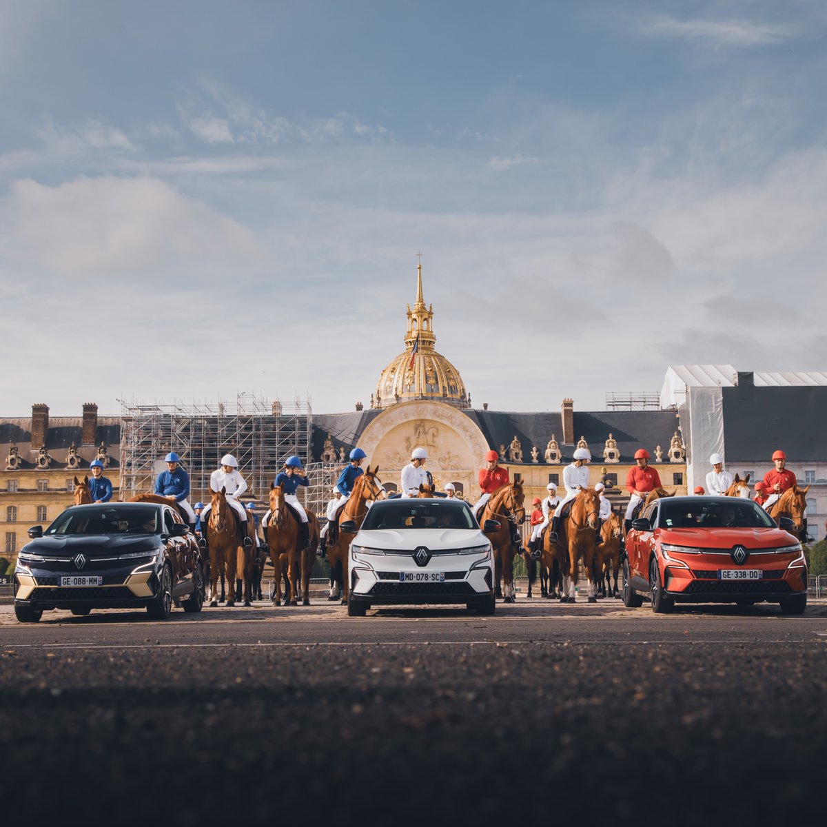 - Flashback sur l'évènement #RenaultElectroHorseParade - 🐎🇫🇷

"Des chevaux nous passons à l'électrique"⚡️
Pour illustrer ce changement, 220 chevaux ont défilé dimanche aux Invalides à l'occasion du lancement de la nouvelle <a href="/renault_fr/">Renault France</a> Megane E-Tech 100% électrique📸🎵