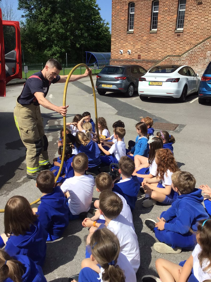 ihomcps1's tweet photo. A fantastic visit from the fire brigade today! #keepingmesafe 🧯🚒🔥 https://t.co/wM26IOVJ5m