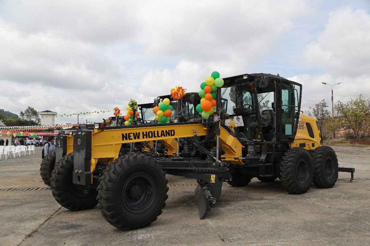 4. La maquinaria amarilla nos ha permitido atender con eficacia las emergencias presentadas en el marco de la temporada de lluvias. Con revolución vial mejoramos las vías y aportamos a la seguridad, transitabilidad y comunicación en nuestro Departamento. #AsíAvanzamos