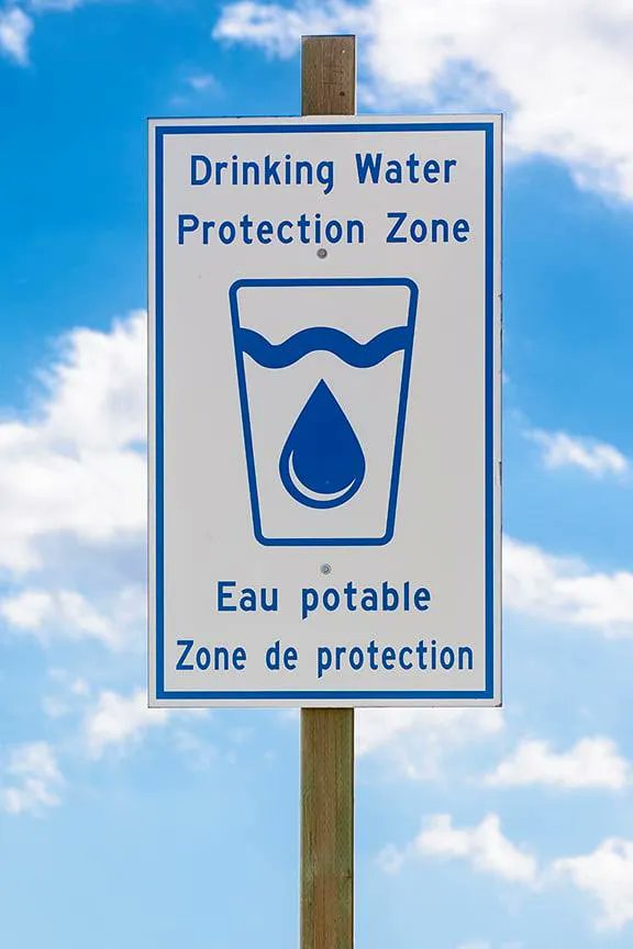 essexregionca's tweet photo. It’s #GreatLakesDay! DYK that all of the municipal drinking water in the #PlaceForLife comes from Lake St.Clair, #LakeErie and the #DetroitRiver? Being surrounded by the #GreatLakes has lots of benefits including access to abundant, safe, clean drinking water. #SourceWaterON https://t.co/FbHZ522qGe