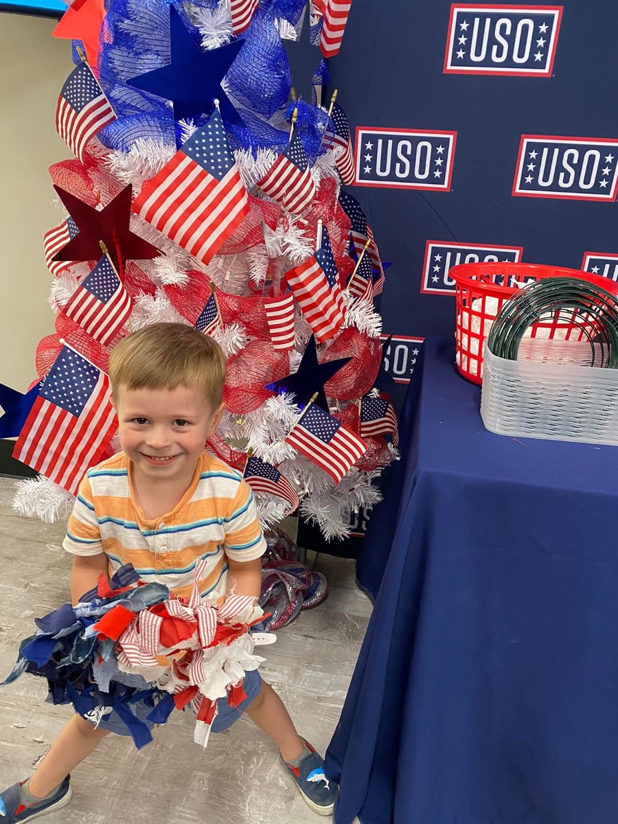 The_USO's tweet photo. Service members and their families showed off their artistic skills during a fun “Family Craft Night” with @usogulfcoast. Special thanks to all the volunteers who made this event fun for all ages. #BeTheForce 🇺🇲 https://t.co/3FDcJ7CF9e