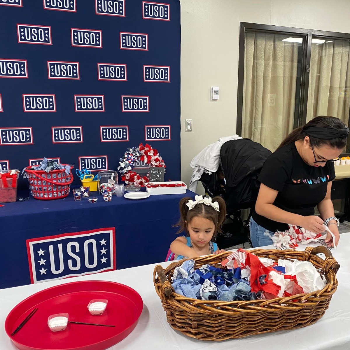 The_USO's tweet photo. Service members and their families showed off their artistic skills during a fun “Family Craft Night” with @usogulfcoast. Special thanks to all the volunteers who made this event fun for all ages. #BeTheForce 🇺🇲 https://t.co/3FDcJ7CF9e