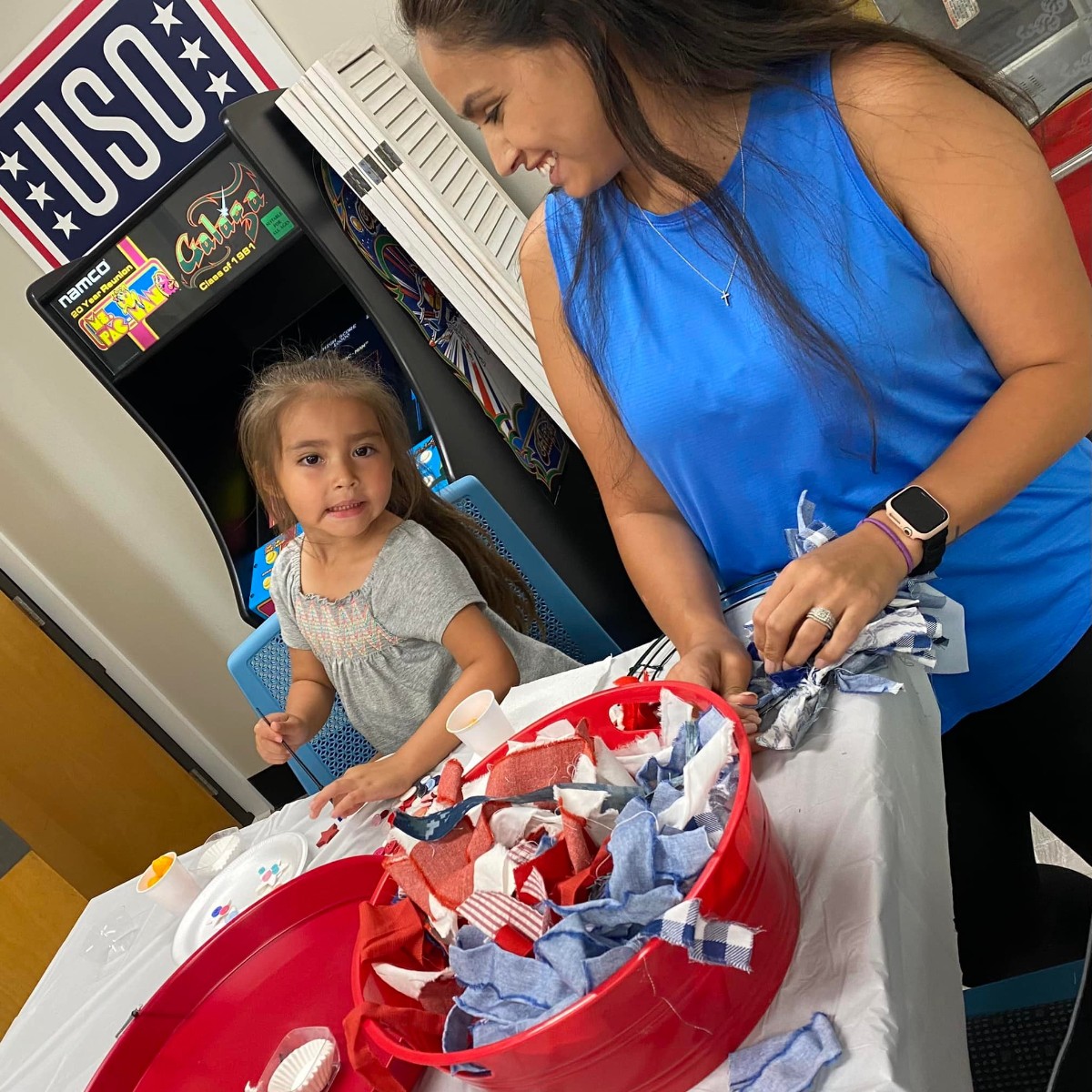 The_USO's tweet photo. Service members and their families showed off their artistic skills during a fun “Family Craft Night” with @usogulfcoast. Special thanks to all the volunteers who made this event fun for all ages. #BeTheForce 🇺🇲 https://t.co/3FDcJ7CF9e