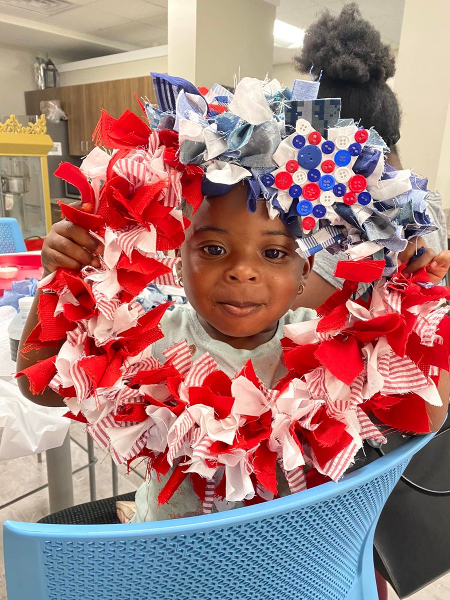 The_USO's tweet photo. Service members and their families showed off their artistic skills during a fun “Family Craft Night” with @usogulfcoast. Special thanks to all the volunteers who made this event fun for all ages. #BeTheForce 🇺🇲 https://t.co/3FDcJ7CF9e
