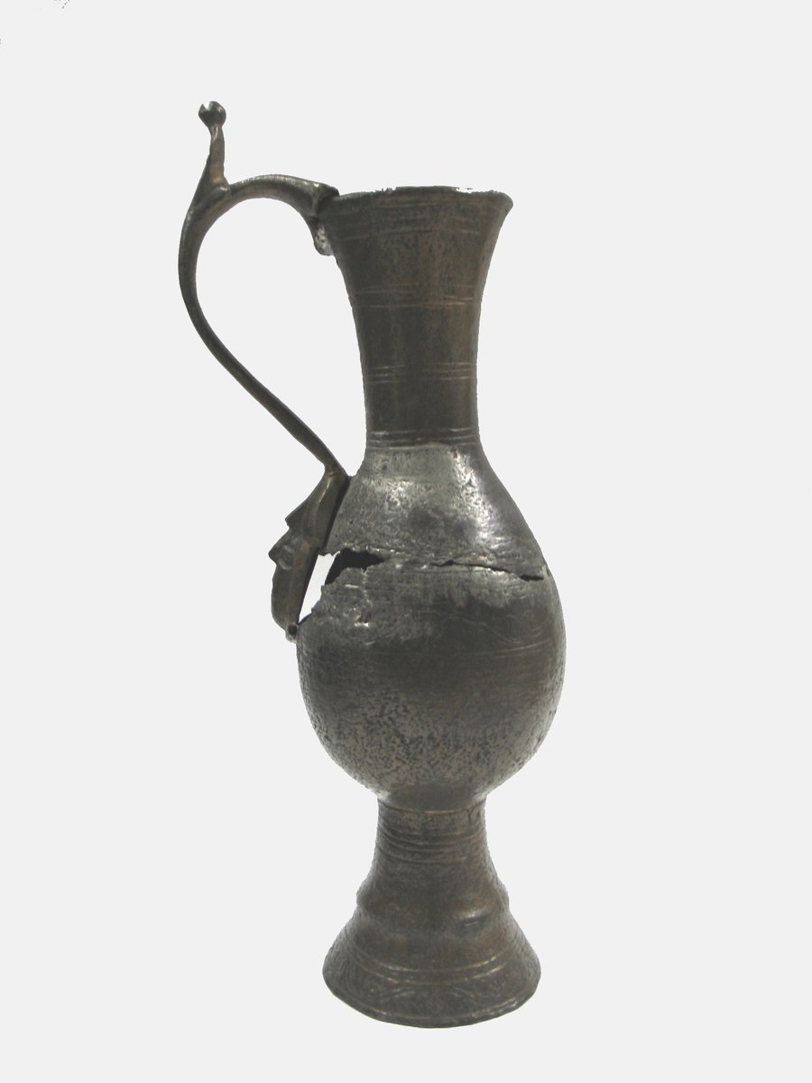 Hoy os traemos a otra pionera del #MAN en nuestra #VitrinaCero: Mª Luisa Herrera (1913-2012) trabaja en el museo en la sección de Edad Media y Moderna durante casi 30 años, poniendo gran énfasis en la difusión de las colecciones (📸2).

📆Hasta el 3/07
👉cutt.ly/mJA5gcy