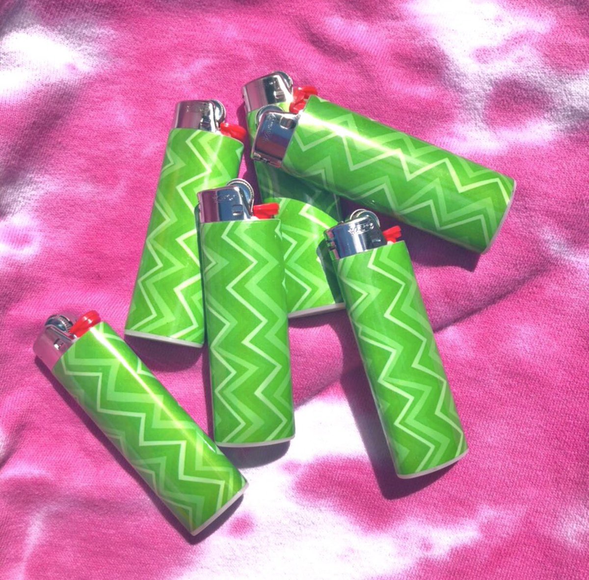 grab a cute ✨new lighter✨ for the summer at strawberryincdesigns.com! 🔥

use code TWITTER10 for 10% off any order🎉