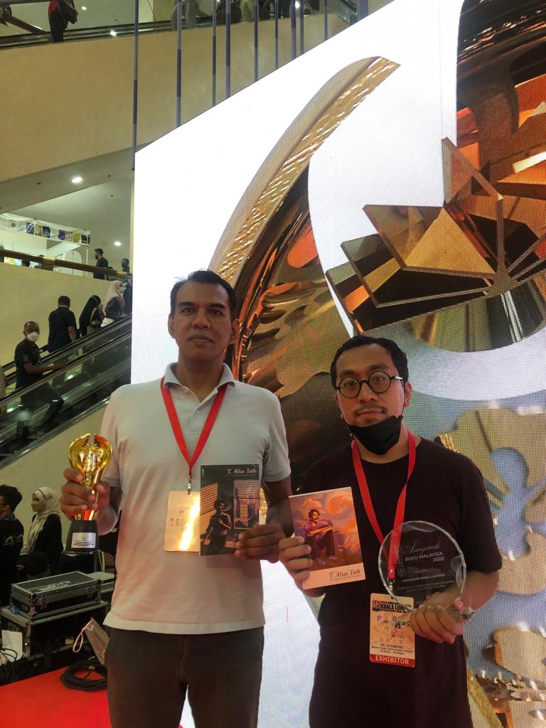 TukangPuisiKP's tweet photo. Kumpulan puisi, Peneka Silangkata oleh T Alias Taib memenangi Anugerah Buku Negara kategori buku sastera.

Ia merupakan himpunan puisi T Alias Taib yang belum pernah dimuatkan dalam buku sebelum ini.

Boleh dapatkan di booth KataPilar, jika berminat. https://t.co/ySS7eekzGX https://t.co/khqF1zHRAt