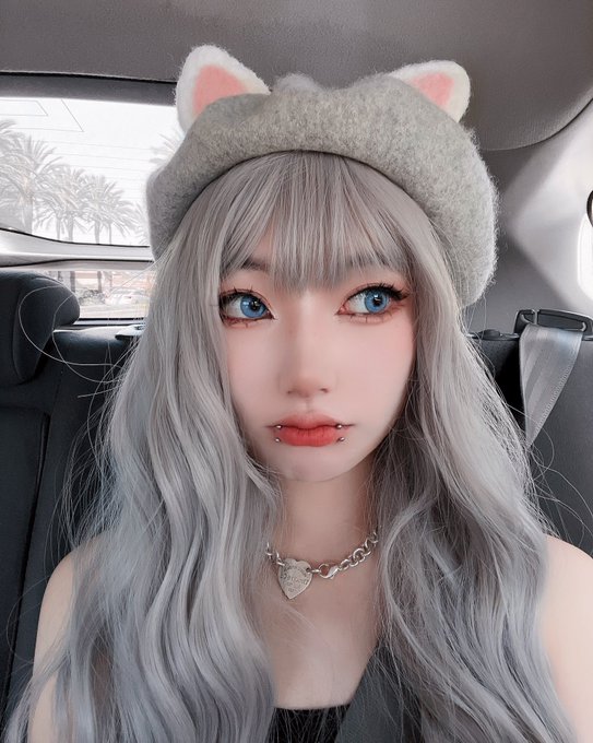 1 pic. Pussy inspired look https://t.co/7moVXAdtVN