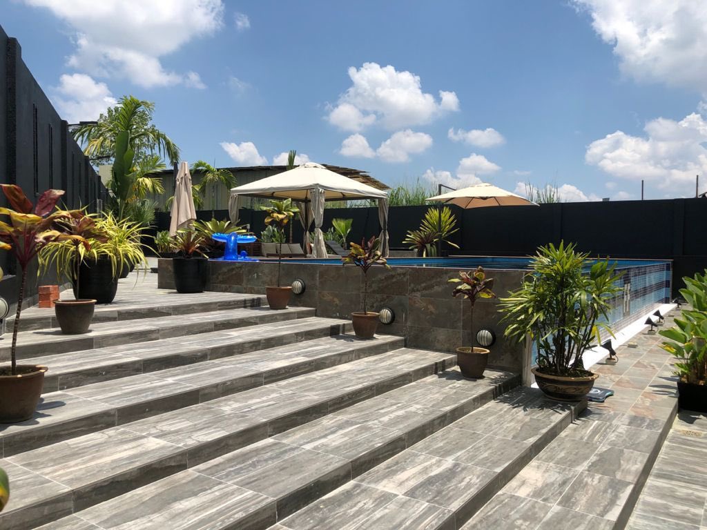 lokalisstay's tweet photo. Villa yang ada saltwater pool besar ni tengah offer diskaun RM200 untuk booking sepanjang June guys! Port nak buat bbq ada, Karaoke set ada. Villa besar, korang nak plan untuk family days pun boleh. Nak buat wedding kat sinipun boleh. 

📍Umah Itam, Seremban Negeri Sembilan https://t.co/mAsVQB3r6B