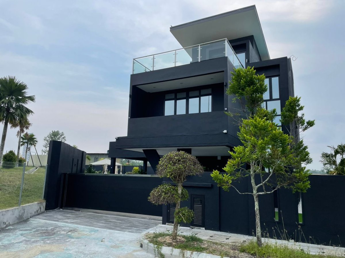 lokalisstay's tweet photo. Villa yang ada saltwater pool besar ni tengah offer diskaun RM200 untuk booking sepanjang June guys! Port nak buat bbq ada, Karaoke set ada. Villa besar, korang nak plan untuk family days pun boleh. Nak buat wedding kat sinipun boleh. 

📍Umah Itam, Seremban Negeri Sembilan https://t.co/mAsVQB3r6B