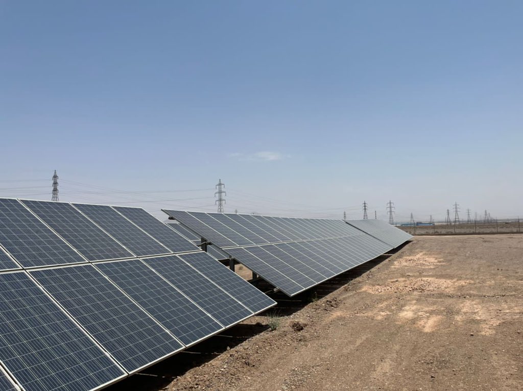 frank_mollen's tweet photo. Honoured to be invited to the opening of a 3 MW solar farm in Ardakan, near Yazd. Solar energy is essential. Built with support of a Dutch company, the park is a great example of Dutch-Iranian cooperation for a more #sustainable future. #Climate #MoreToFollow https://t.co/L1oyENSPz2