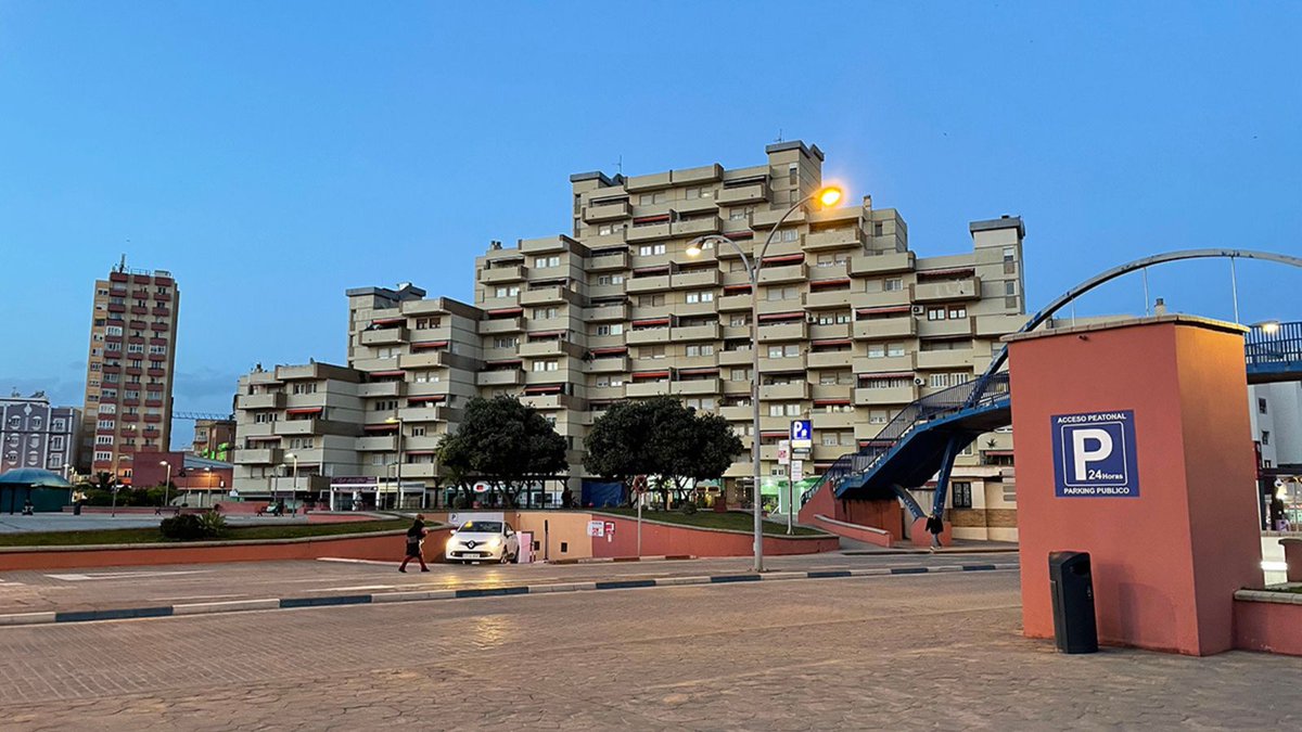 UCLgeography's tweet photo. 'Bordering on Precarity' by @BoschetIndia

Taken by undergrad India Boschet on the 2022 Gibraltar field trip, this photo shows the housing available to workers living precarious transborder lives in La Linea de la Conception.

Part of the UCL Geography #ResearchImages Competition https://t.co/7g6LlqFvms