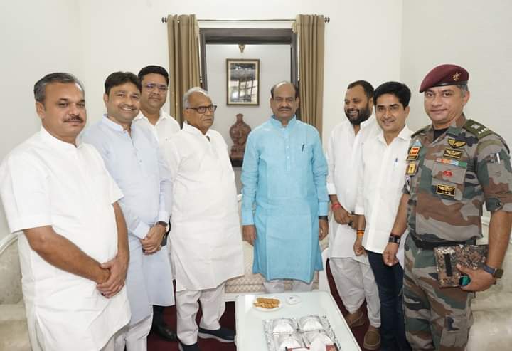 श्री पूनाराम चौधरी पूर्व जिला प्रमुख जोधपुर एवं श्री राजेंद्र जी गहलोत राज्यसभा सदस्य ने आज लोकसभा अध्यक्ष श्री ओम बिरला से मुलाकात की।