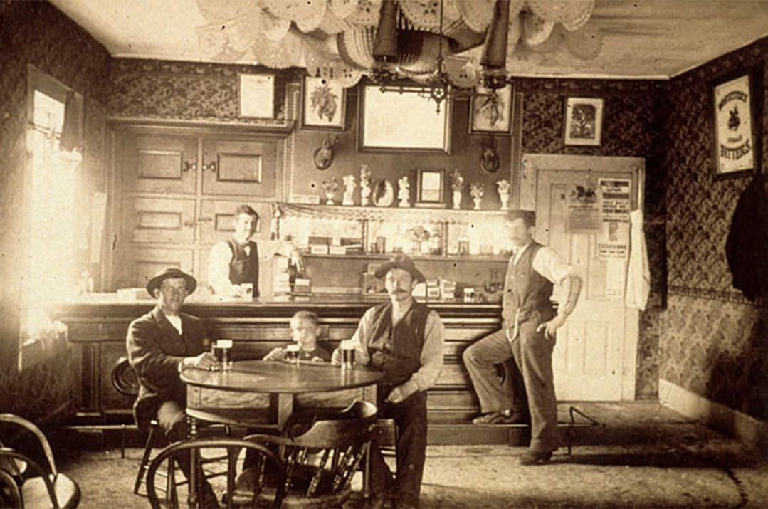 historydefined's tweet photo. Manitowoc, Wisconsin saloon that allowed children their own child-size beers. Circa 1890. https://t.co/wkQzFiktML