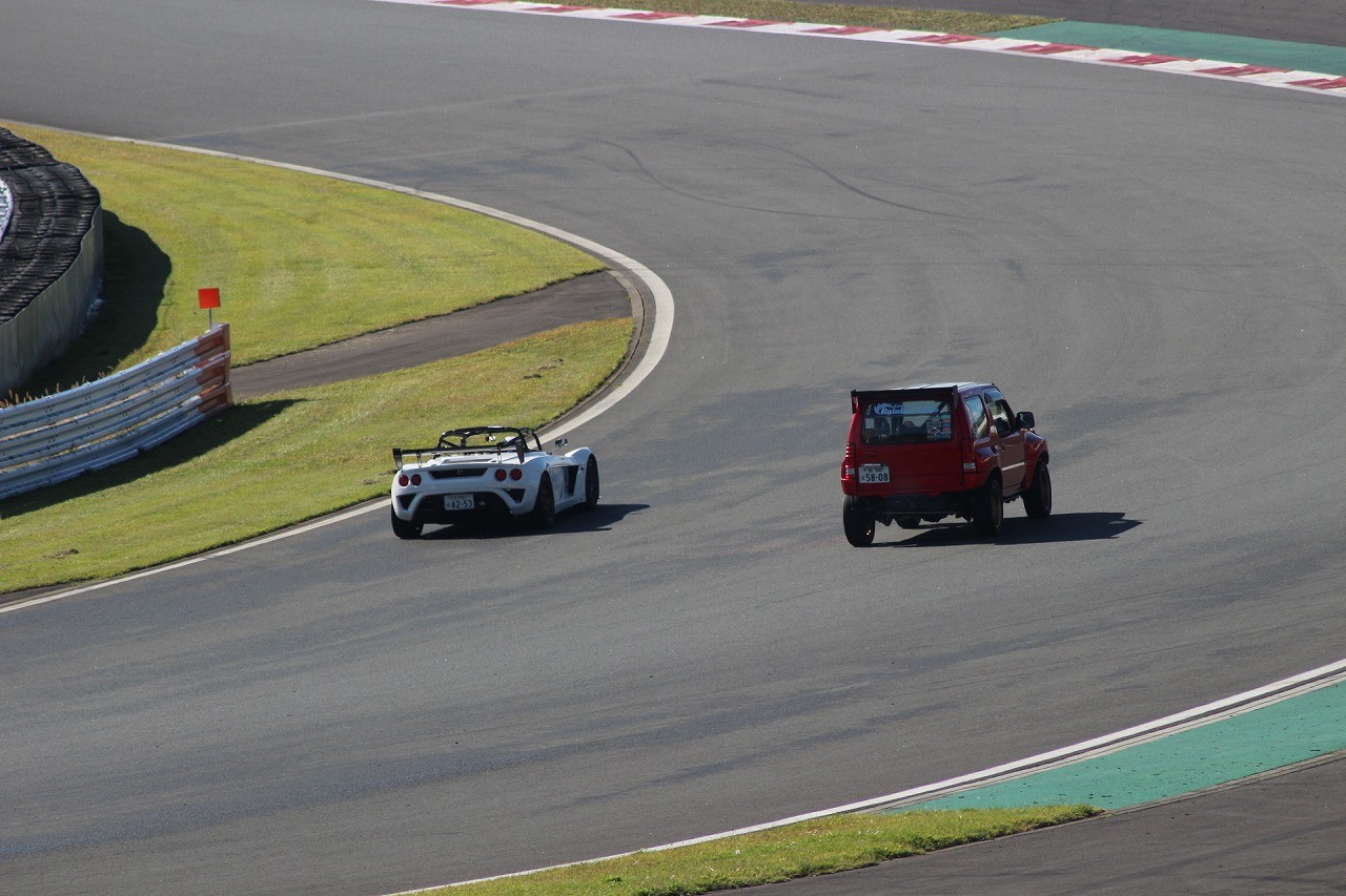 横ヒレ 株式会社rainbowauto サーキット以外でも首都高とか1000万とか00万の高級車接近して来るとマジで見えんのよね 高額な奴程 車高低くて見えない 笑 Jb23だと36アルト辺りでもベタベタ車高の車はテールトゥノーズでケツに貼り付かれるとルーム