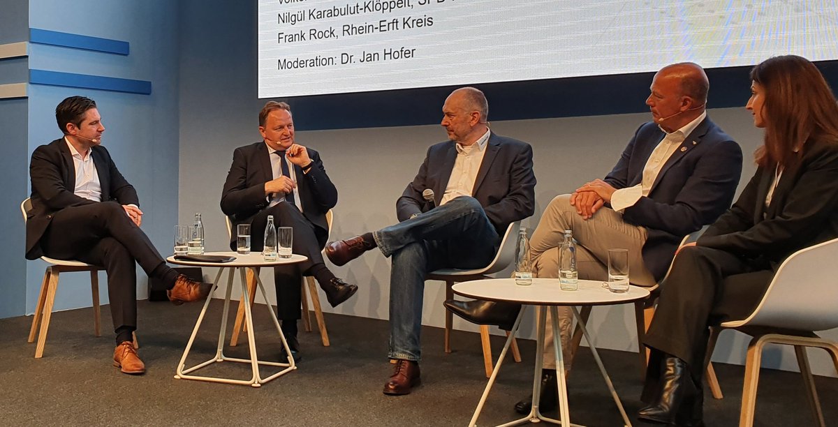 VDR_BildungReal's tweet photo. Schule mit und als System - Was braucht es jetzt? Intensive Diskussion! Gut!
#VDR #BildungReal #bildung @DidactaM https://t.co/tZNCUVUxuP