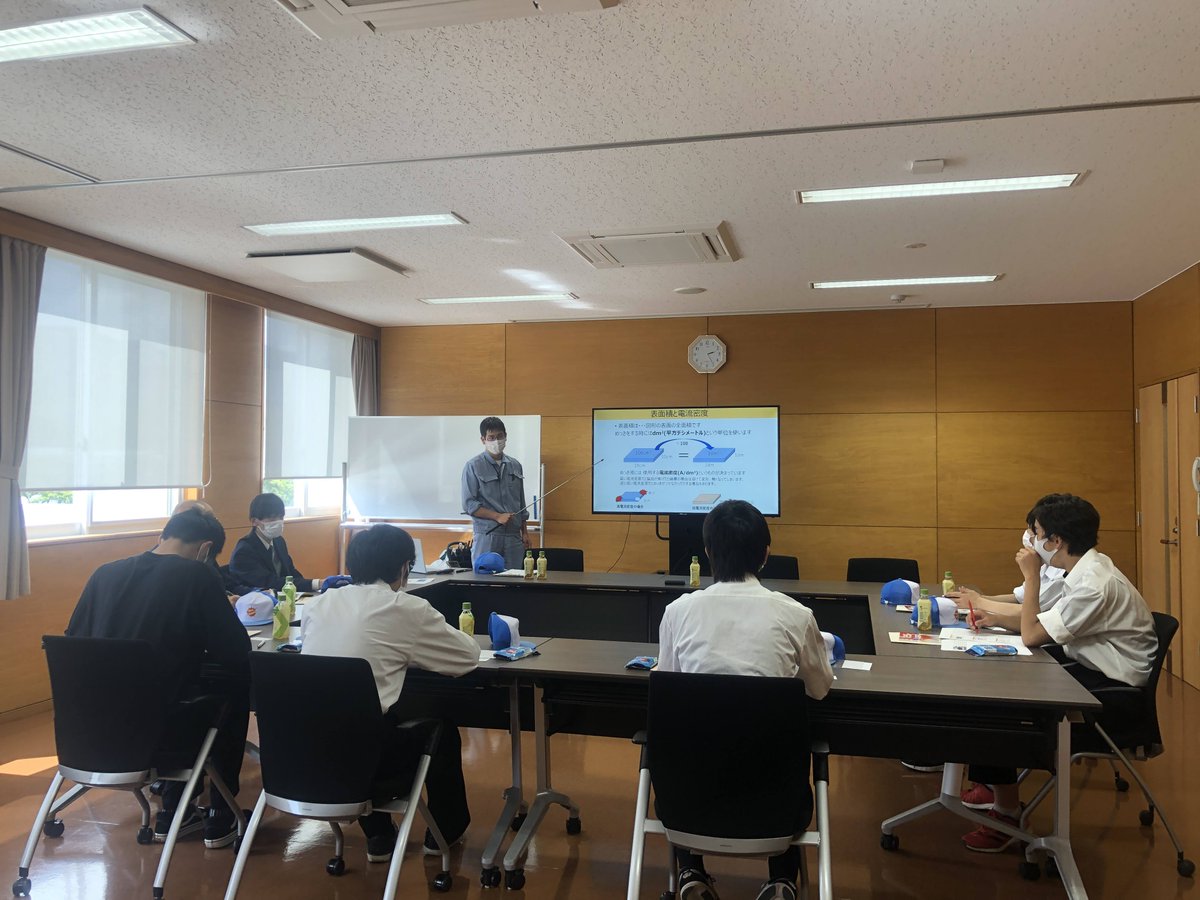 sunkougyou's tweet photo. 岡谷工業高校の学生がめっきの講習会に来ました！開発課の方からめっきの原理から指導していただき、学生たちも真剣に学んでいました！わからないことをすぐに聞く姿勢はとてもいいですね！めっき技能士3級の試験が7月にあるからがんばれー！！応援しています！ https://t.co/hZcFa6neYq