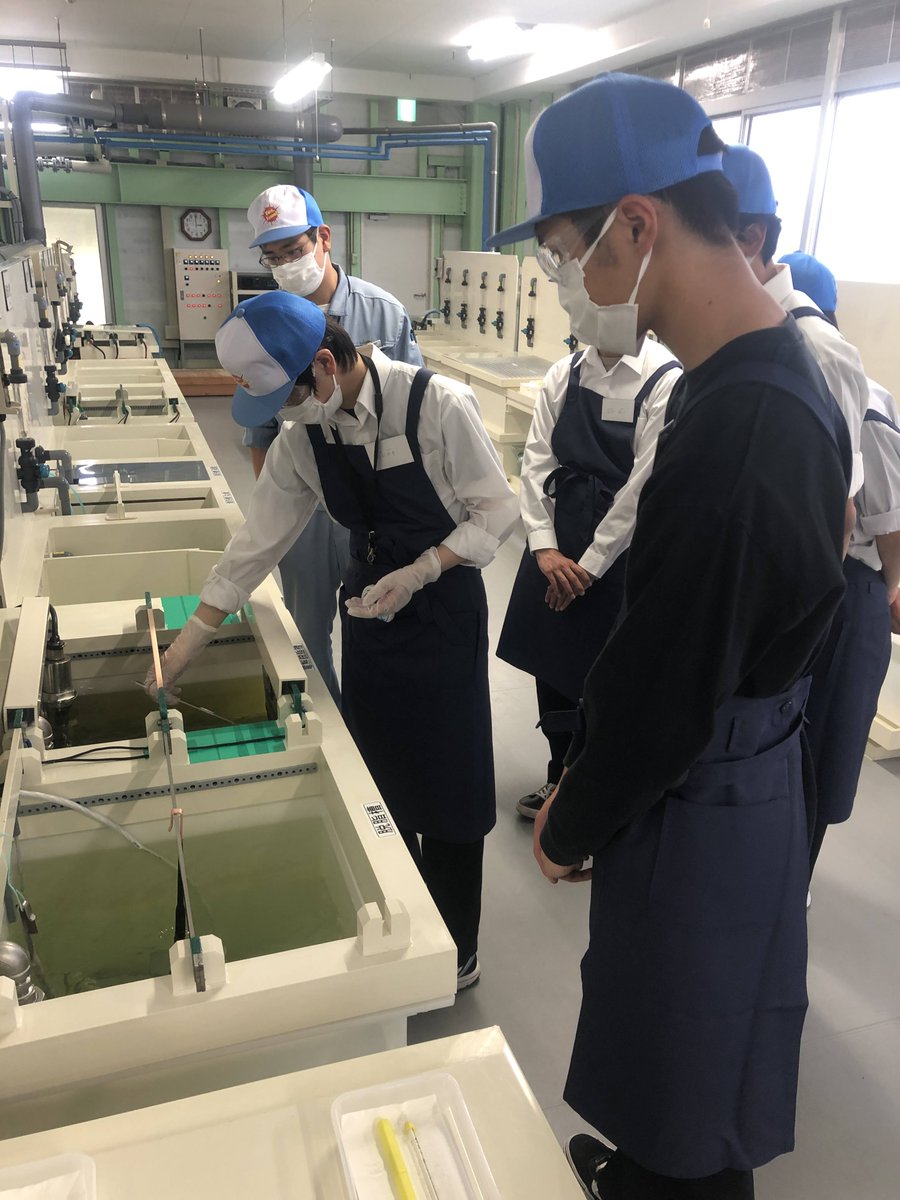 sunkougyou's tweet photo. 岡谷工業高校の学生がめっきの講習会に来ました！開発課の方からめっきの原理から指導していただき、学生たちも真剣に学んでいました！わからないことをすぐに聞く姿勢はとてもいいですね！めっき技能士3級の試験が7月にあるからがんばれー！！応援しています！ https://t.co/hZcFa6neYq
