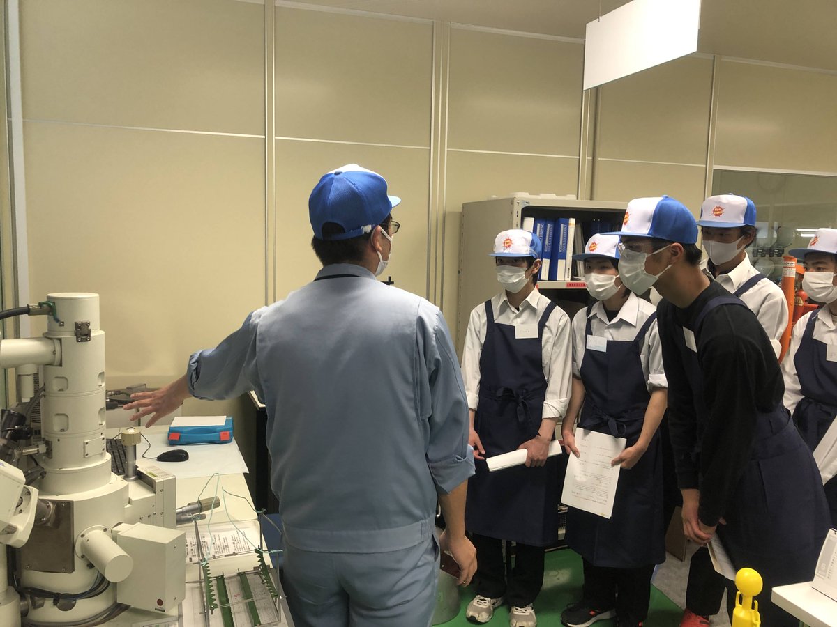 sunkougyou's tweet photo. 岡谷工業高校の学生がめっきの講習会に来ました！開発課の方からめっきの原理から指導していただき、学生たちも真剣に学んでいました！わからないことをすぐに聞く姿勢はとてもいいですね！めっき技能士3級の試験が7月にあるからがんばれー！！応援しています！ https://t.co/hZcFa6neYq