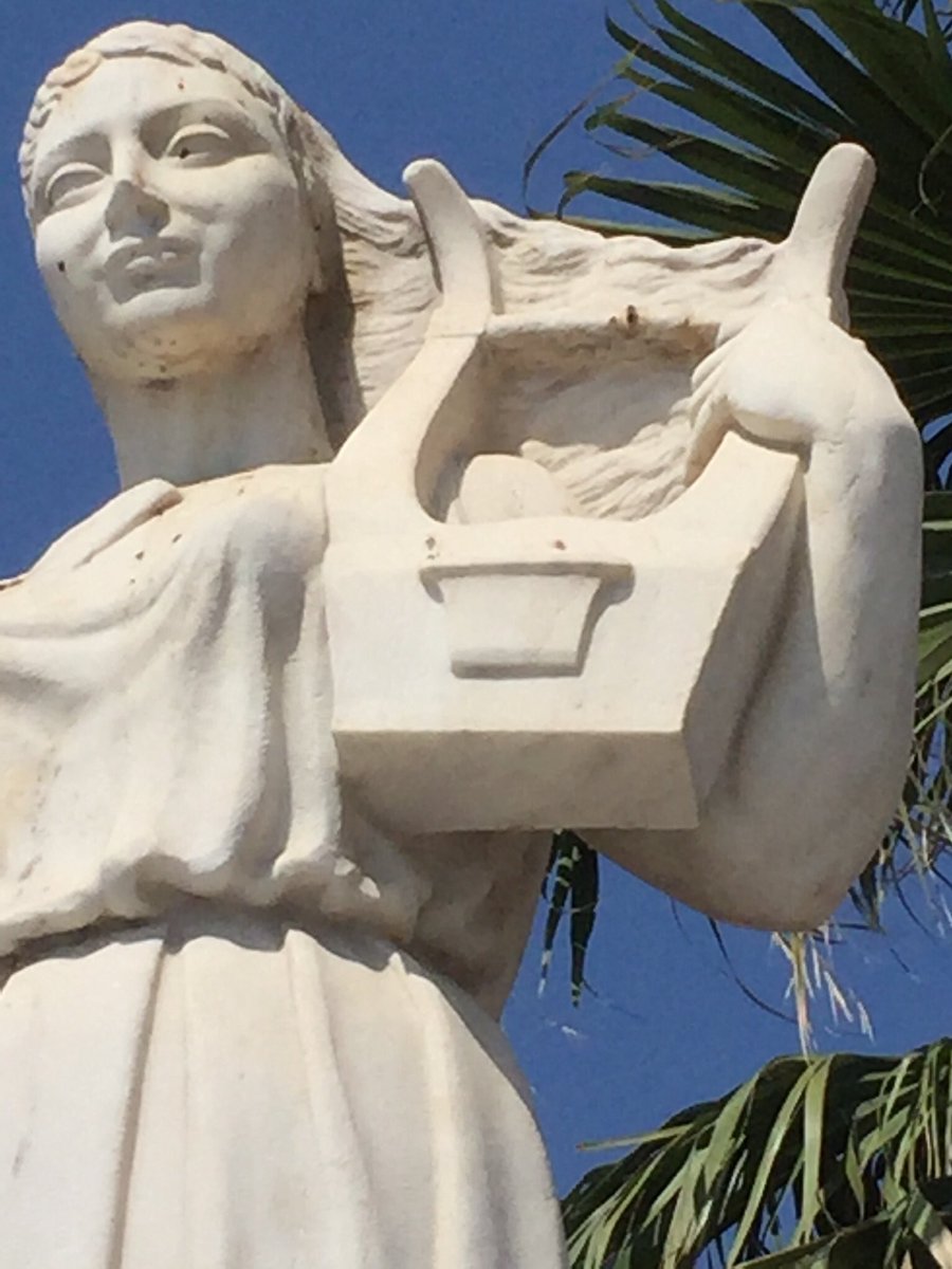 JeeLeden's tweet photo. Standbeeld van dichteres Sappho, die op #Lesbos werd geboren in de 6e eeuw voor Christus. #Mitilini https://t.co/DDX5bQSTwn