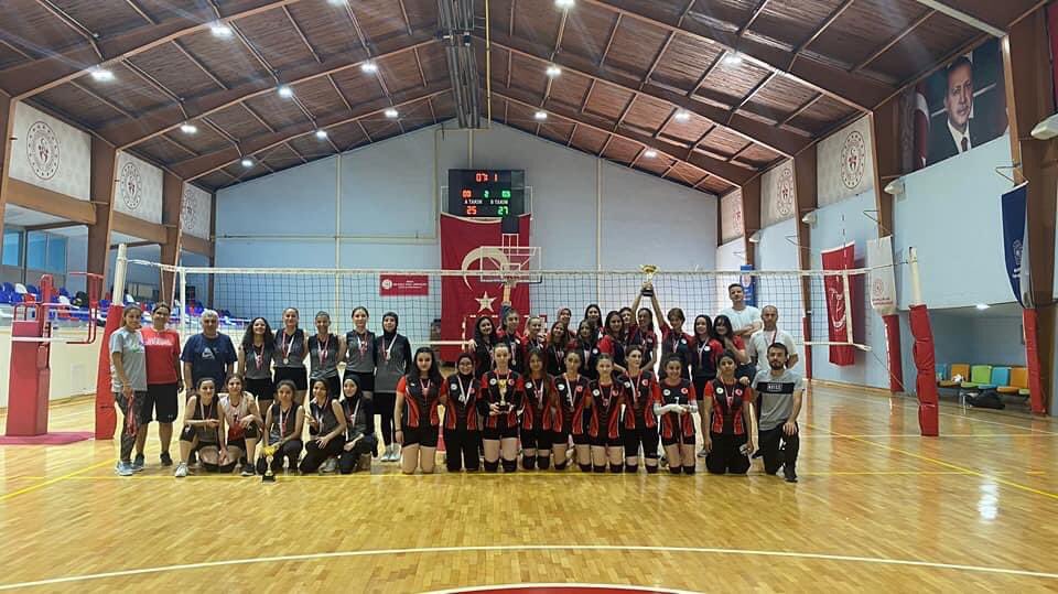 LisesiBursa's tweet photo. "Sağlam kafa sağlam vücutta bulunur!"

Gençlik ve Spor İl Müdürlüğü'ne bağlı Bursa Okul Sporları'nın düzenlediği Osmangazi İlçe Birinciliği müsabakalarında, okulumuz Genç Kızlar A ve Genç Kızlar B Guruplarımızın her ikisi de ayrı kategorilerde 1. olmuştur. Öğr. ve Öğr.kutluyorum. https://t.co/fmUnOcZGkH